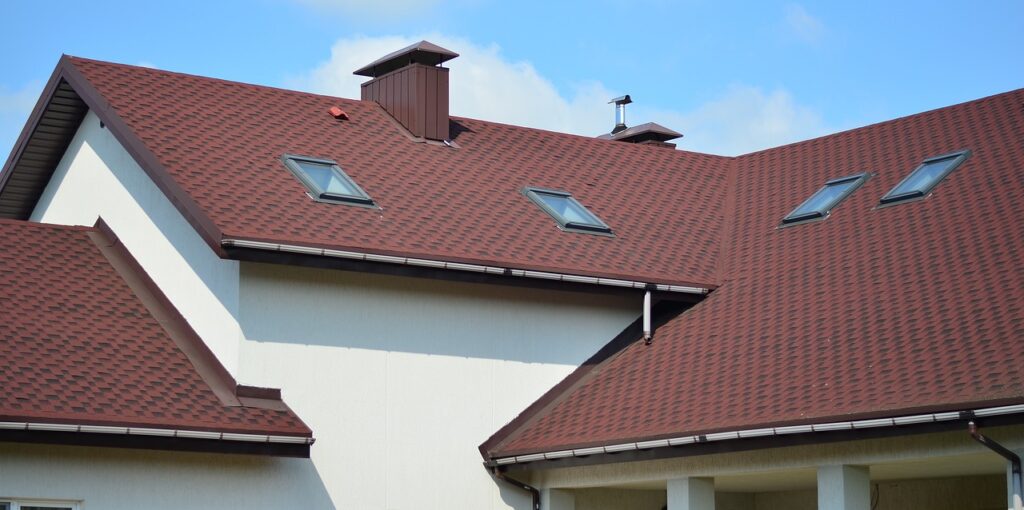 tuiles sur toit neuf d'une maison